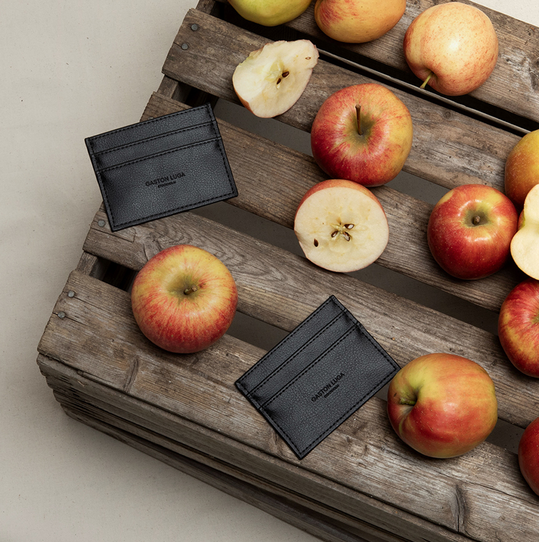 用苹果皮制作的卡夹